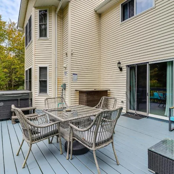 Fire Pit and Hot Tub Peaceful Poconos Farms Getaway, hotel v destinaci Tobyhanna