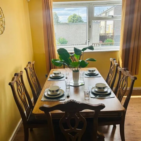 Spacious, 3 double bedroomed, free parking, 9 mins Elland Rd, nr Leeds City Centre、リーズのホテル