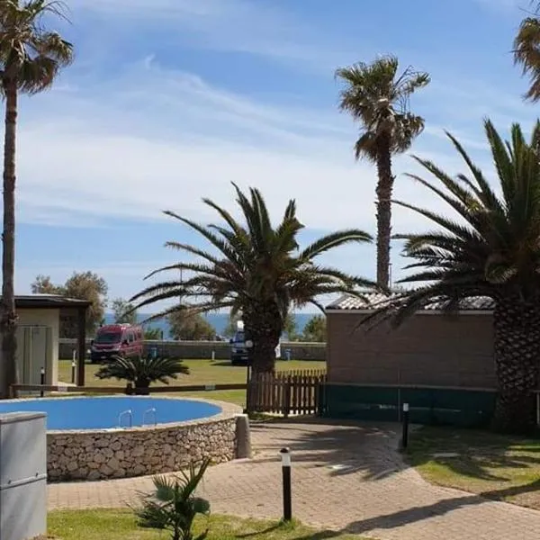 I Faraglioni Bungalow & Area Camper, hotel i Sant'Andrea
