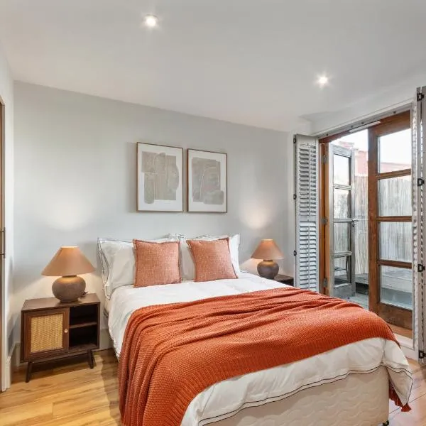 NEW! Fulham 1-bed Apartment with Patio, hotel in London