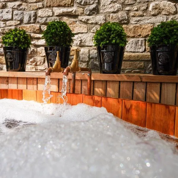 PEAK DISTRICT ROMANTIC Courtyard Loft, with Outdoor Japanese Whirlpool Bath, ξενοδοχείο σε Winster