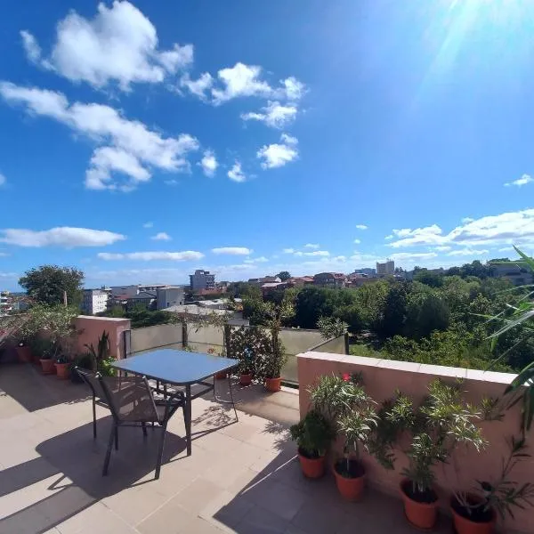 Cazare Eforie Nord, plaja Acapulco, garsoniere Four Studios, bucatarie comuna, baie proprie, etaj 4, fara lift、エフォリエ・ノルドのホテル