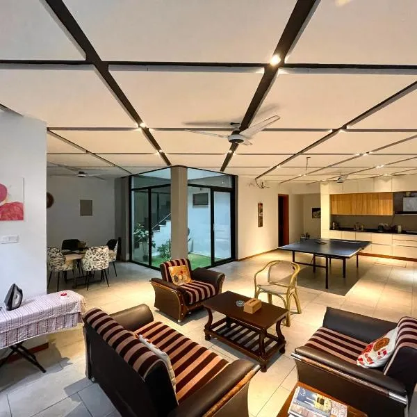 Smasaas Abode, מלון בפשאוור