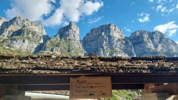 Ikojenia Traditional Lodge, hotel in Papigko