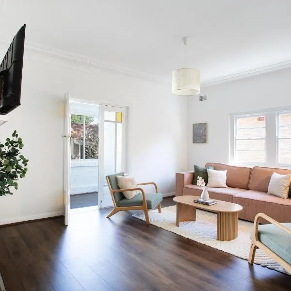 Sunny Glebe Retreat Yard & Parking Pet Friendly, hotel v destinaci Sydney