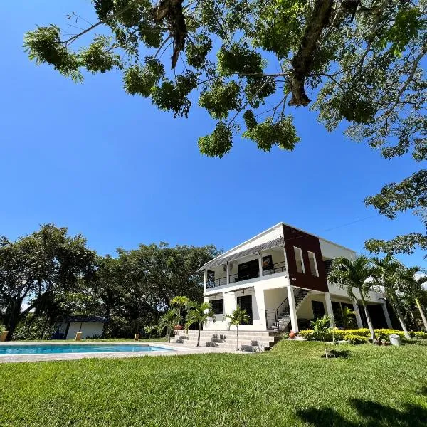 Apartamento con terraza Casa Finca pompano en La Unión Valle con piscina, khách sạn ở San Luis