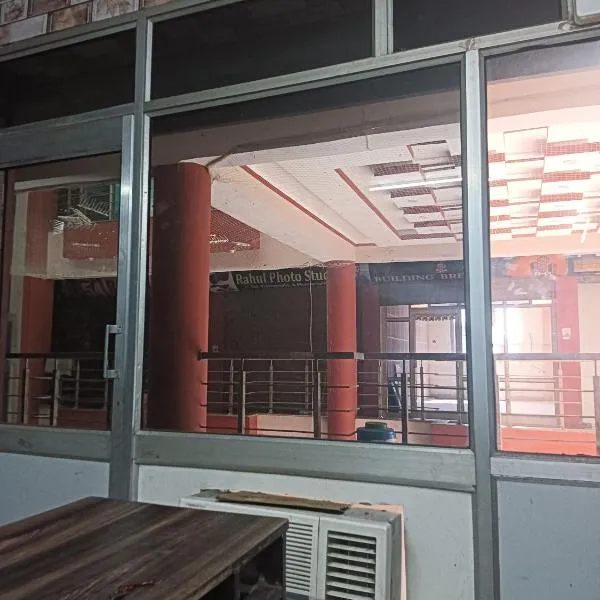 Hotel razia, hotel di Manāli