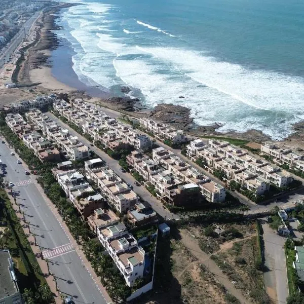 Seafront Luxury Villa with Amazing pool!, hôtel à Dar Bouazza