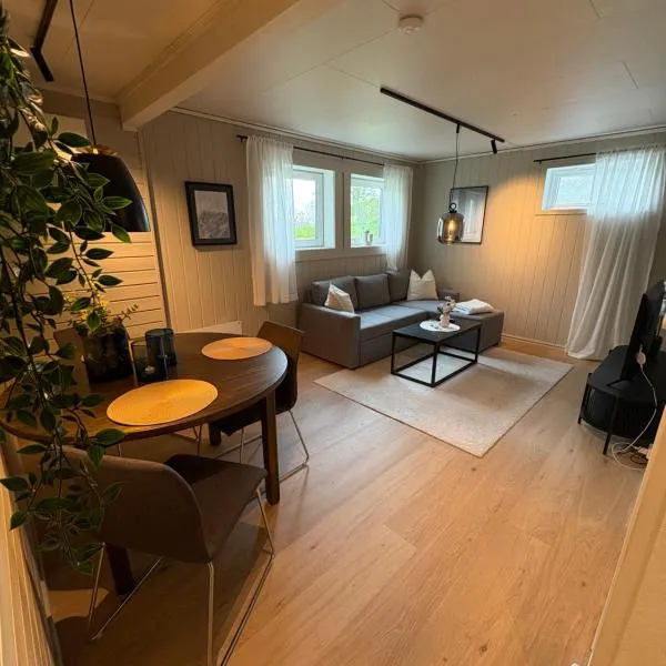 Nyoppusset sokkelleilighet med bra bussforbindelser, ξενοδοχείο σε Kvaloysletta