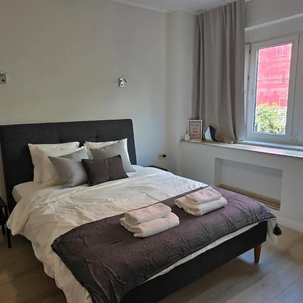 Modern 100m Apt In Sofia Center Vitosha Blvd, hotel in Sofia