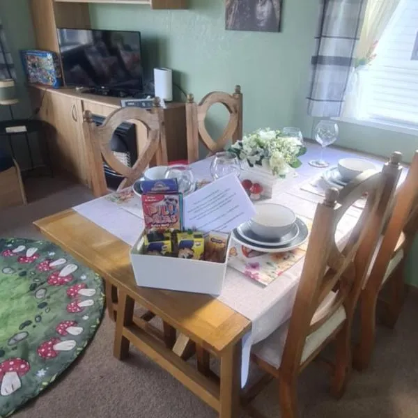 Lyons Winkups Holiday Park Towyn, North Wales static Caravan 3 bedroom sleeps 8 free entertainment, hotel v destinaci Kinmel Bay