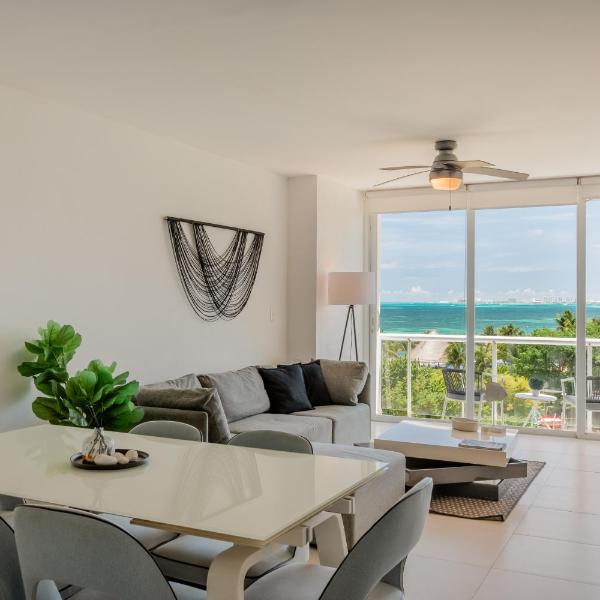 Seacost Beachfront 2BDR with pool by Casa Paraiso, Канкун