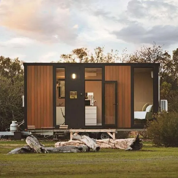 Hollow Mountain Getaway 1 by Tiny Away, ξενοδοχείο σε Laharum