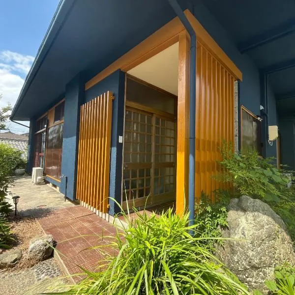 伊勢ブルーヴィラ本館と離れ, hotel in Ise