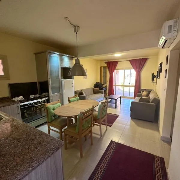 2 Bedroom Chalet pool& sea view just steps from the sea fanar de luna ain sokhna, hôtel à Ain Sokhna