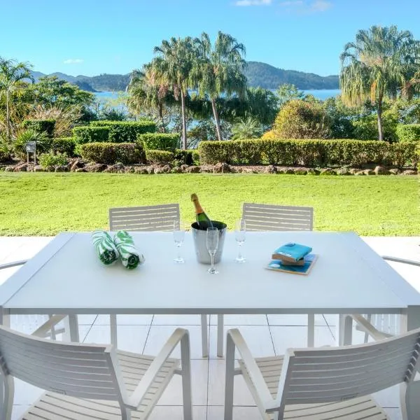 Lagoon Beachfront Lodge 005 on Hamilton Island by HamoRent, hotel in Hamilton Island