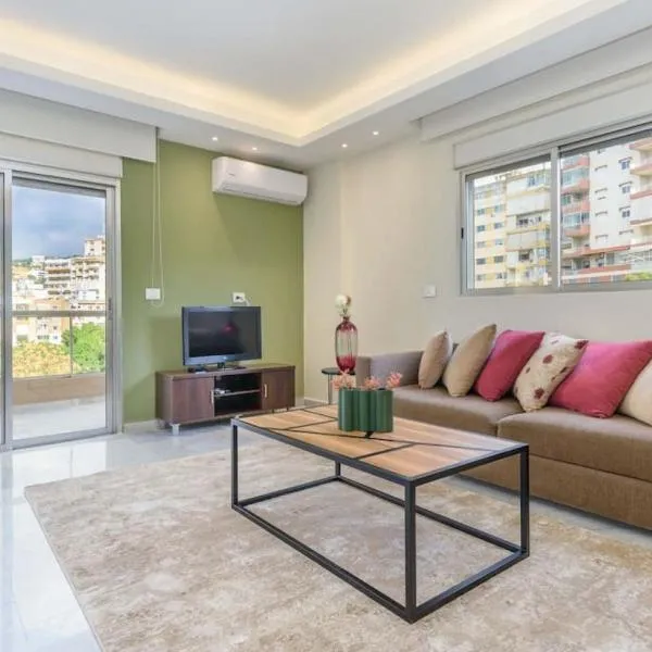 Kali - Charming 2-BR Apt & Balcony in Antelias, מלון בAnţilyās