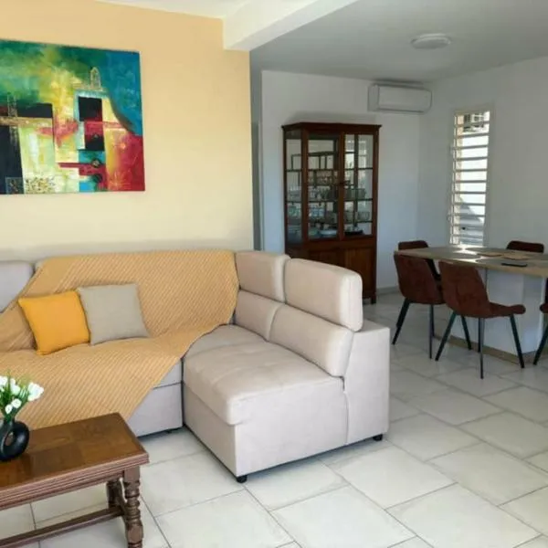 LA MAISON COSY, F3 Moderne, Lumineux & Fonctionnel - 10 mn de L'aéroport Roland Garros, Hotel in Sainte-Clotilde