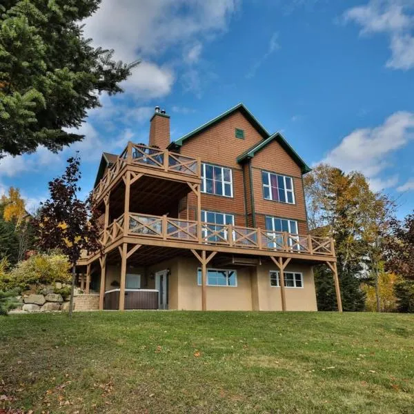 Condo 120H - Nature Retreat with River Views, hotel in Petite-Rivière-Saint-François