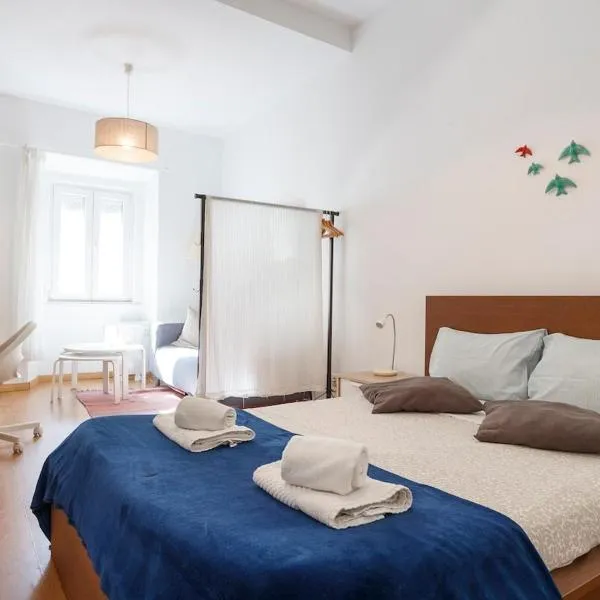 Terrace in historical neighborhood with view, hotell i Lissabon