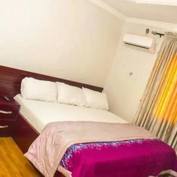 Rikkies Place Hotel, hotel a Lagos