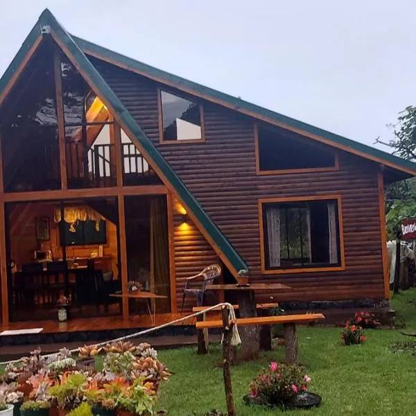Magic Cabin in Jardín de Dota A real Costa Rican Farm experience with Breakfast included Trout fishing in the lagoon Fruit tasting & beautiful garden with farm animals, hotel v destinaci Santa María