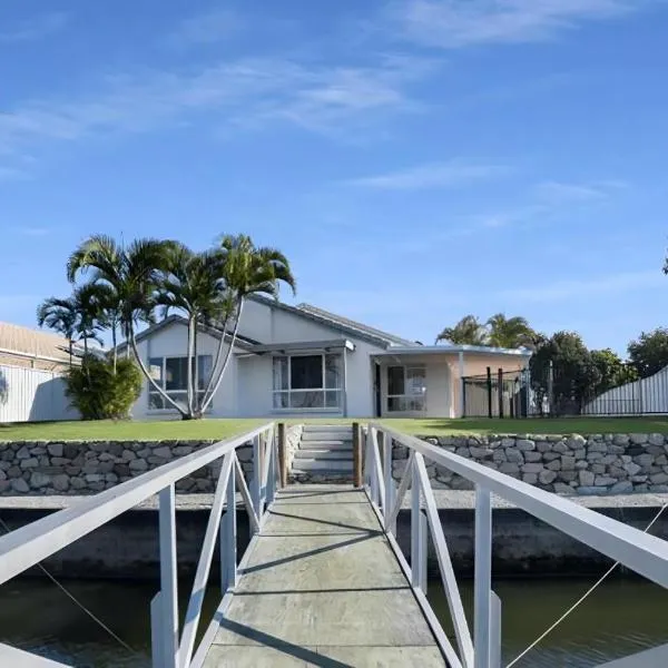 Waterfront holiday home, hotel in Banksia Beach