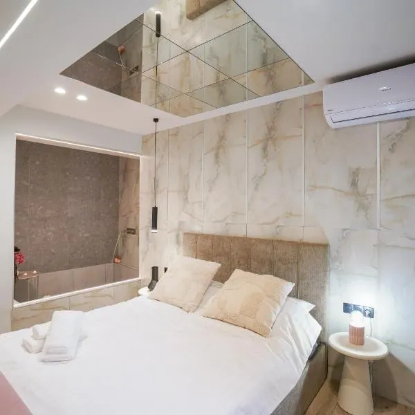 Love room & Spa, hotel in Larisa