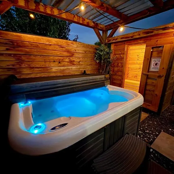 Wellness bungalow with jacuzzi &sauna&private garden near Amsterdam, Hotel in Vijfhuizen