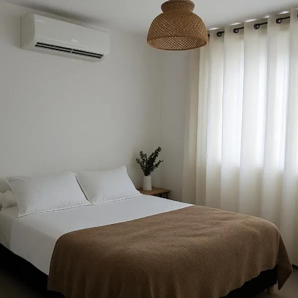 Hermoso apartamento cerca del Hotel Las Americas y Playa Azul, Hotel in Cartagena