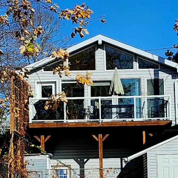 Waterfront Comfy Guesthouse, PEC, hotel em Carrying Place