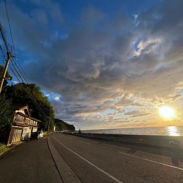 自然に囲まれた海沿いの広い一軒家 貸切 佐渡 古民家 レッドジャスパーRedjasper,位于佐渡市的酒店