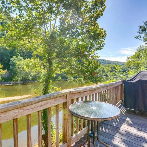 Franklin Home with Deck, Creek Views Walk to Shops, hotel en Franklin