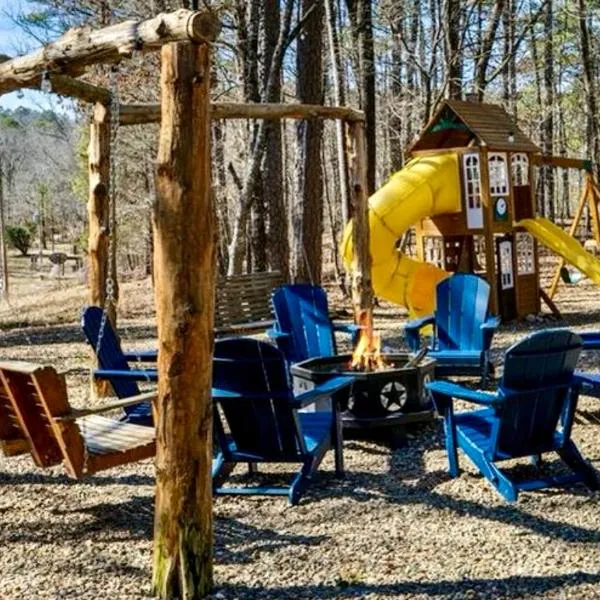 Cozy Secluded, King, Best Location, Hot tub, Firepit, Playset, hotell sihtkohas Broken Bow