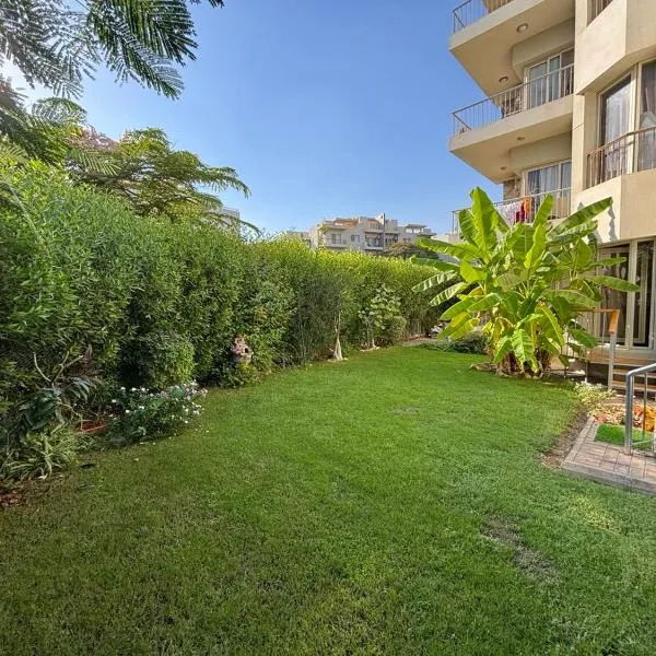 Apartment with nice garden, hotel en Sheikh Zayed