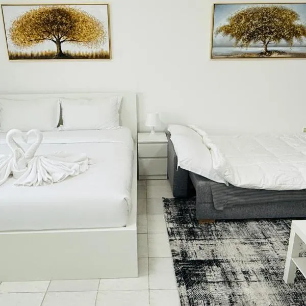 Z01 Furnished Studio Garden view International city, ξενοδοχείο στο Ντουμπάι