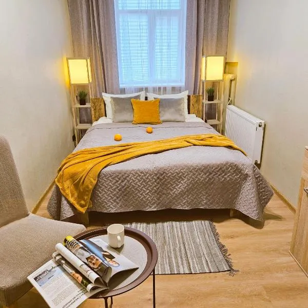 Centrally located 2 Bedroom Apartment, 5 min Walk to Old Town, Train & Bus stations, hotel sa Rīga