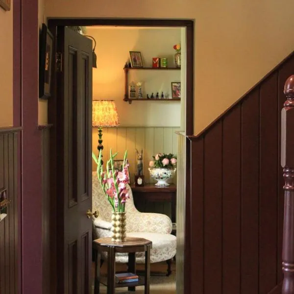 100 year old family farmhouse，位于Oldcastle的酒店