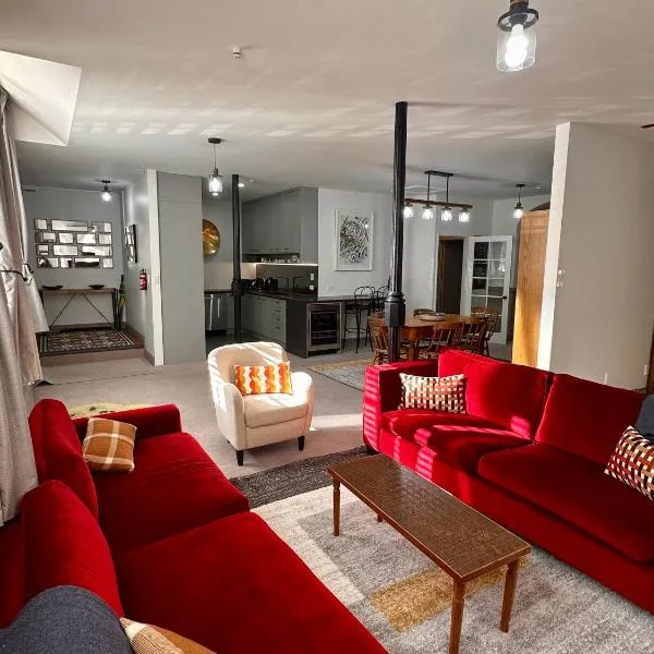 Stylish 2 bed, central city apartment & free park, Hotel in Dunedin