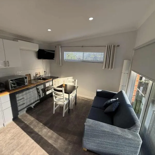 Erin's Bunker Charming Chalet next to Golf Club, hotel en Australind