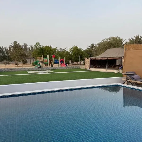 Luxury Farmhouse Near Yas Island With Swimming Pool, BBQ Area & Majlis, hôtel à Al Rahba