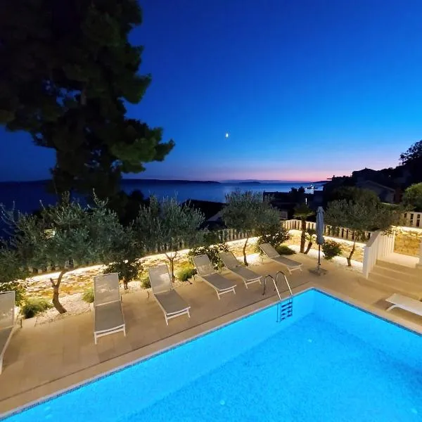 Luxury Beachfront Villa Carlisa, hotel a Ciovo