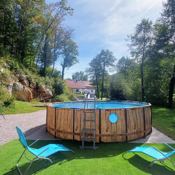 Creekside House with pool, Rob