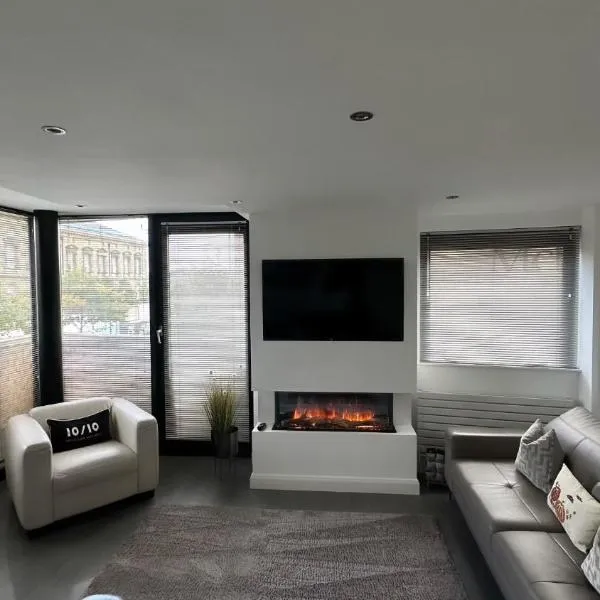 LUXURY Apartment Belfast City Centre overlooking Custom House Sqaure, hotel in Belfast