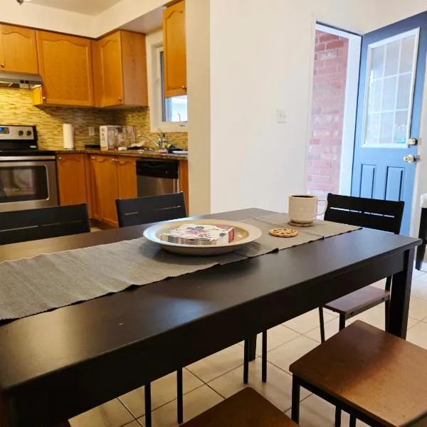 Semi-Private Townhouse - 3 Bedrooms - 4 beds - Free Parking, Wifi, Netflix โรงแรมในโตรอนโต