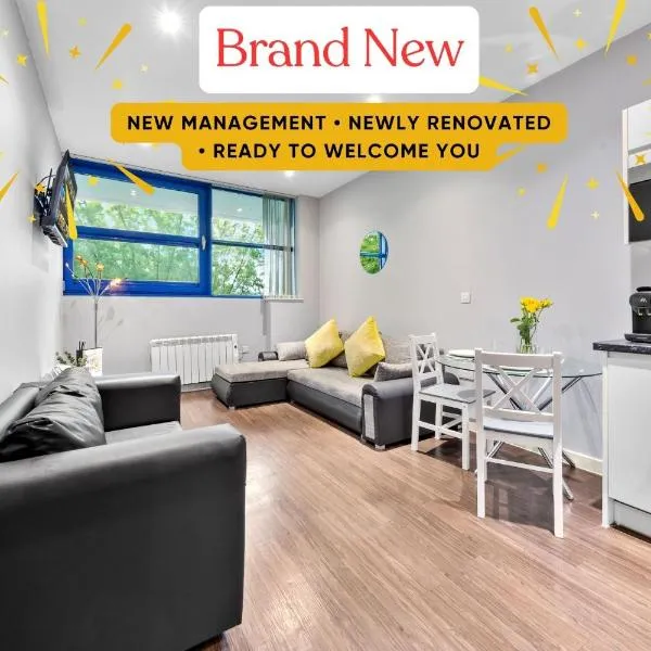 Modern Heathrow Stay, Newly Renovated & Under New Management, For 1-4, FREE Parking, Infront of Heathrow Airport, hotel in Harmondsworth