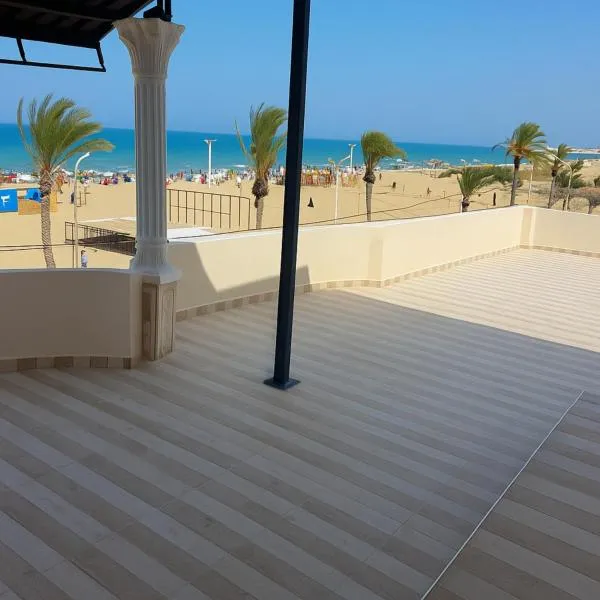 Blue View Rooftop - Gammarth , Pieds dans l'eau, Terrasse panoramique face à la mer, hótel í Raoued