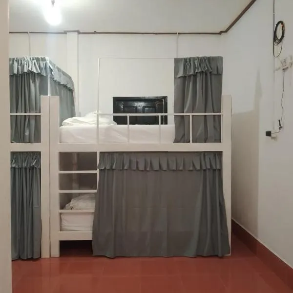 The Sun Backpackers Hostel, hotel in Nongkhiaw