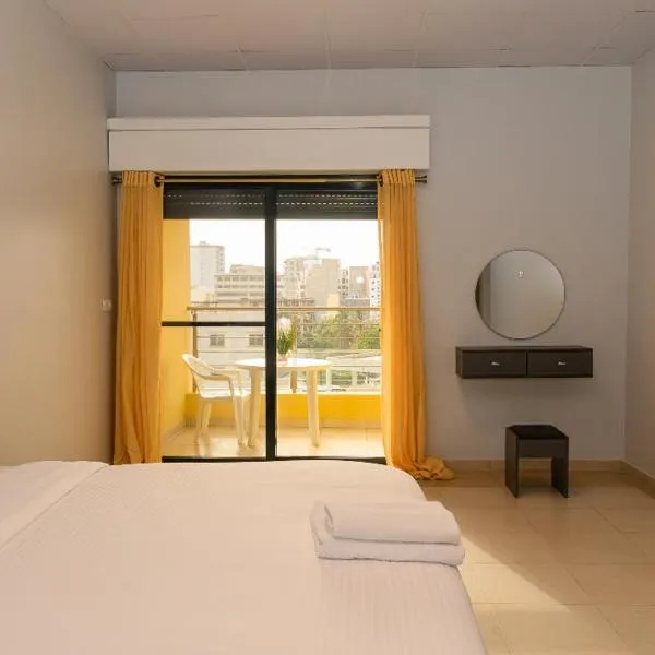 Royal room in a spacious apartment, hotel in Dakar