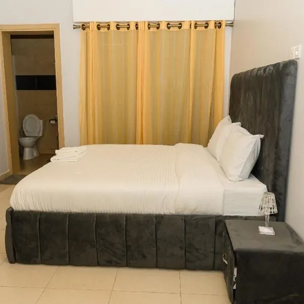 Spacious & bright bedroom, hôtel à Dakar